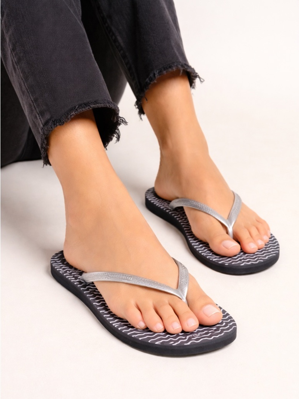 Havaianas Black & Silver Wave Pattern Flip Flops. Size 11/12